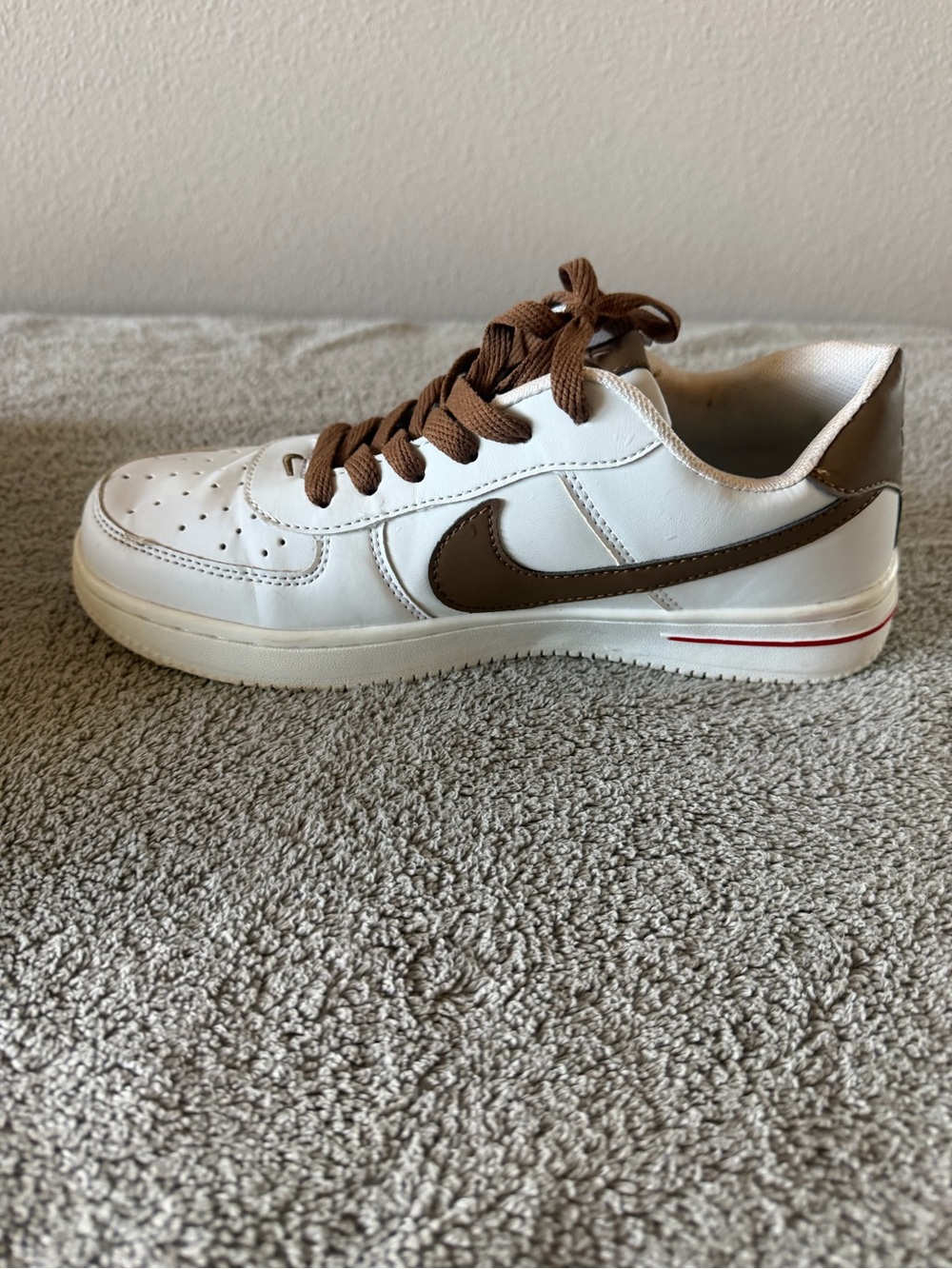 Nike White and Brown Low-Top Sneakers with Red Accent - Picture 4 of 11